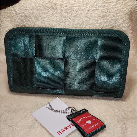 Like New! Harvey's Seatbelt Classic Green Zip Close Classic Wallet - Picture 2 of 3